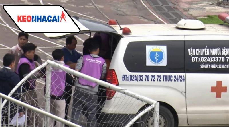 Cầu thủ hạng Ba bất ngờ co giật giữa trận, gây lo ngại về sức khỏe